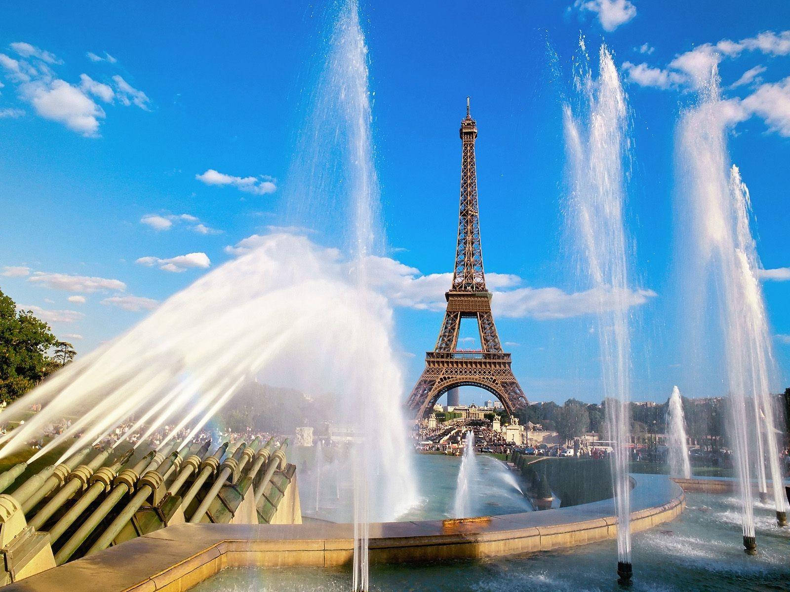 Live Fountain Display In Paris Eiffel Tower Background