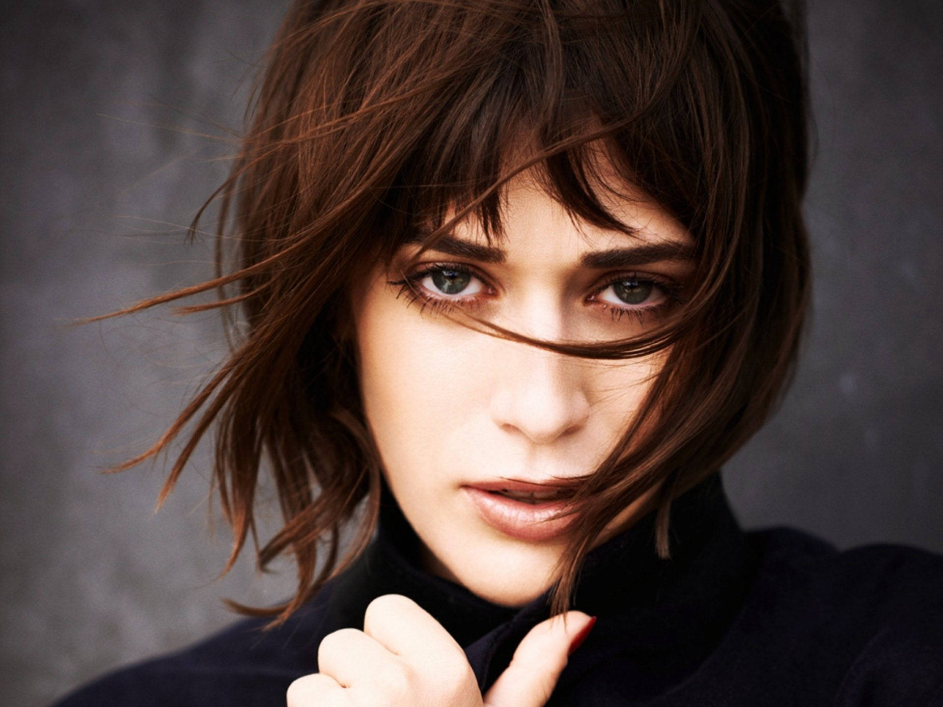 Lizzy Caplan In An Asymmetrical Hairstyle Background