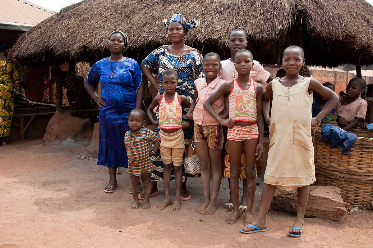 Local Townsfolk Of Benin Background