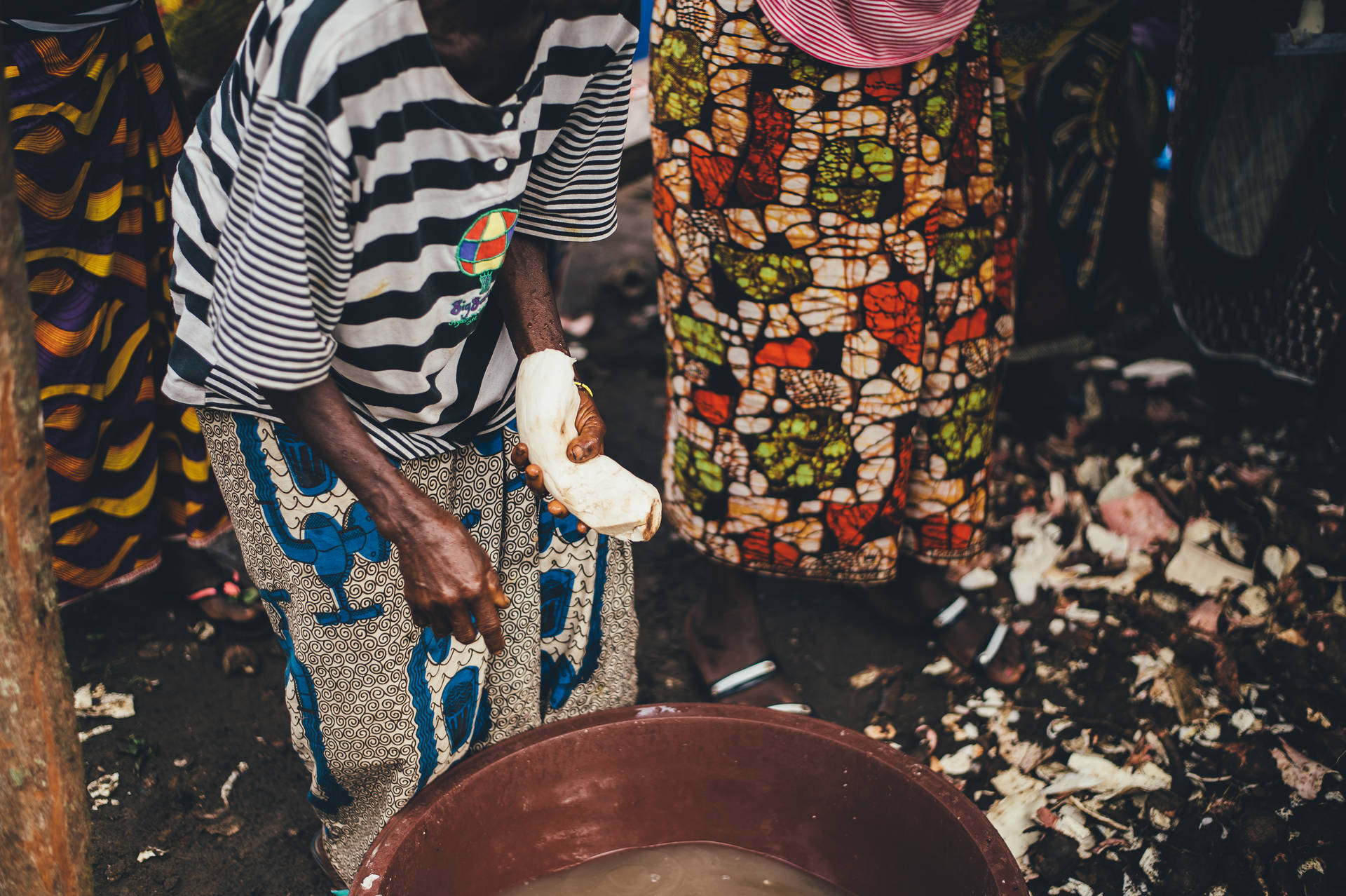 Local Women In Sierra Leone By The Basin Background
