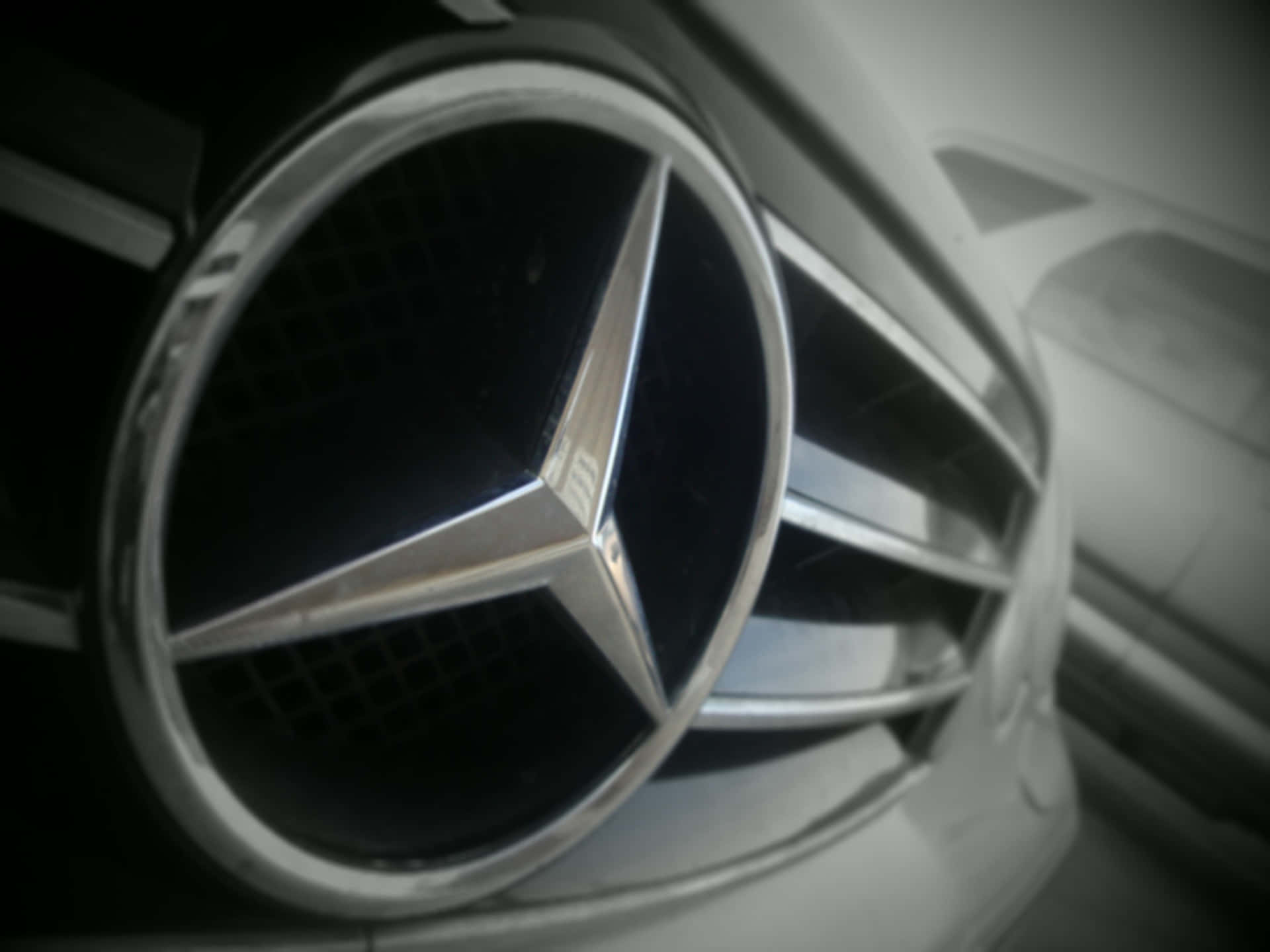 Logo Mercedes Black Background