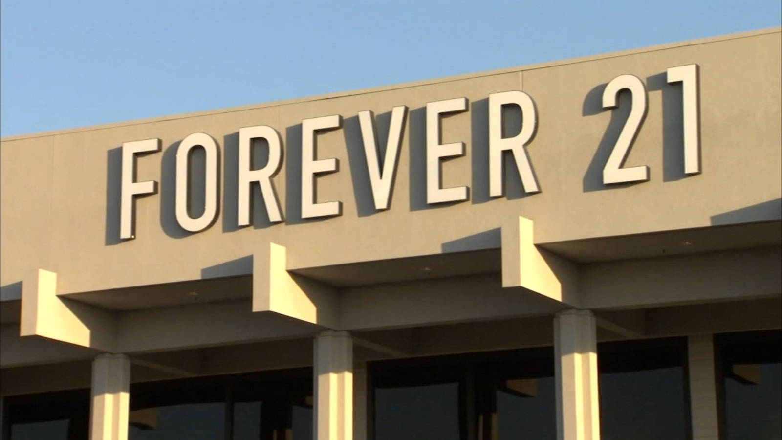 Logo Of Forever 21 In Building Background
