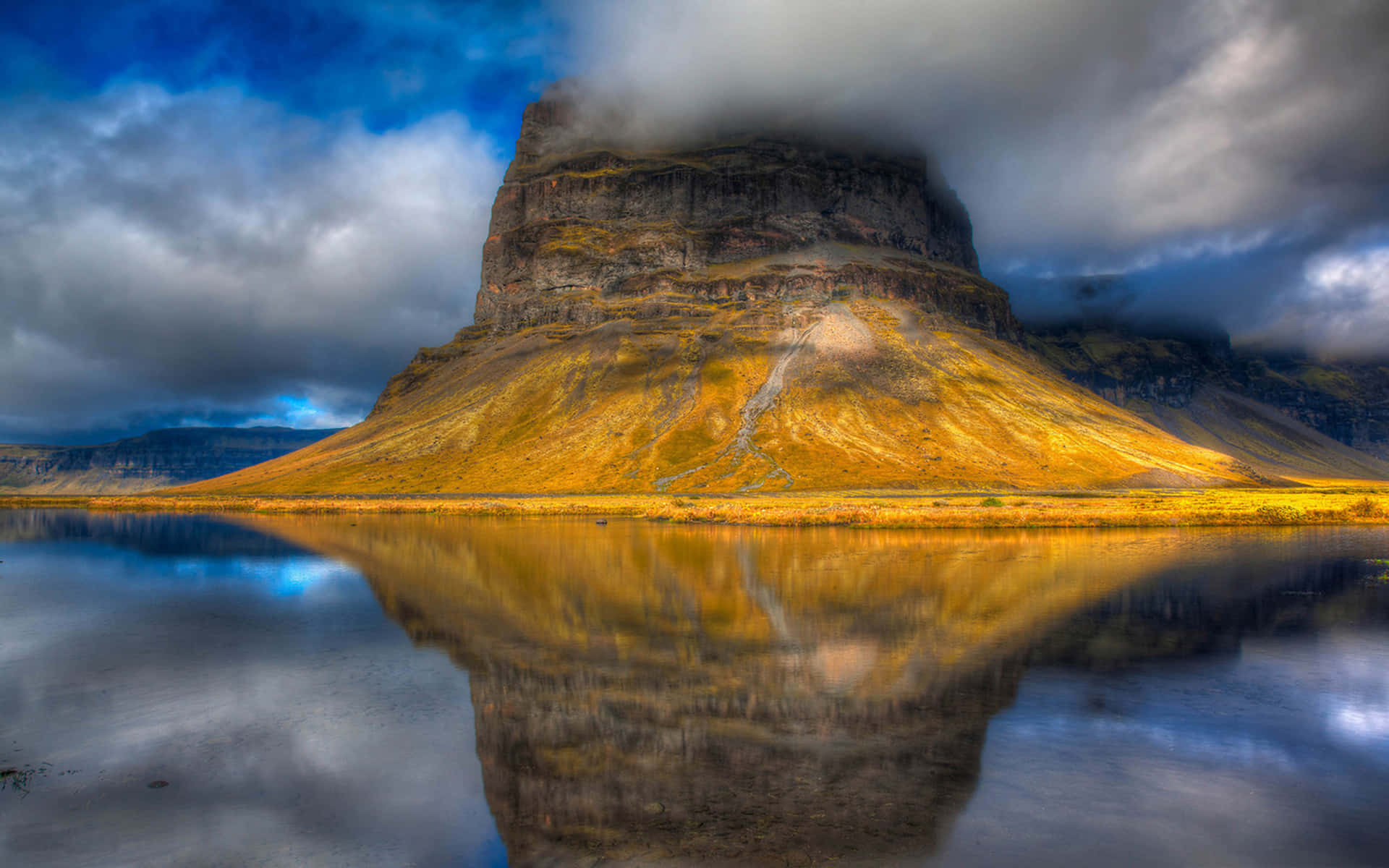 Lomagnupur Beautiful Mountain Lake Background