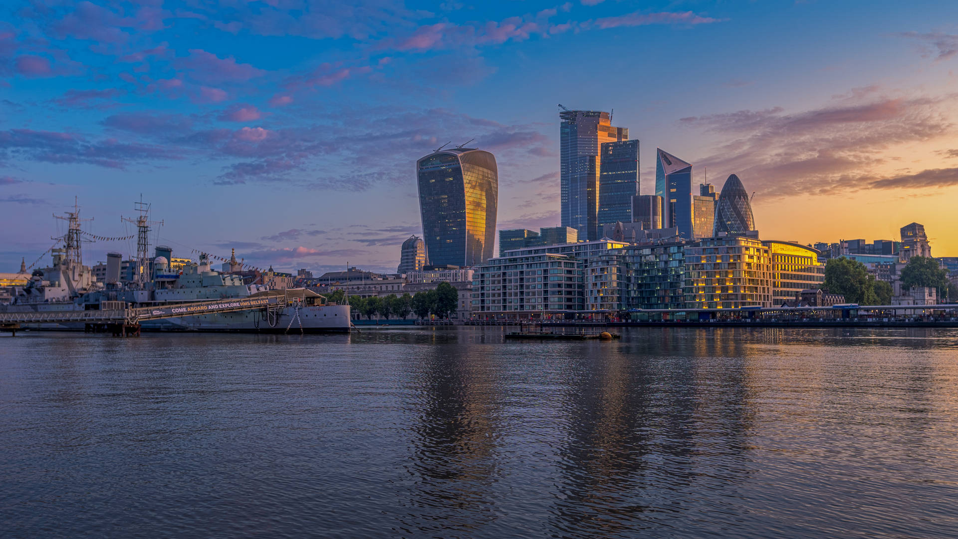 London River Of Thames Background
