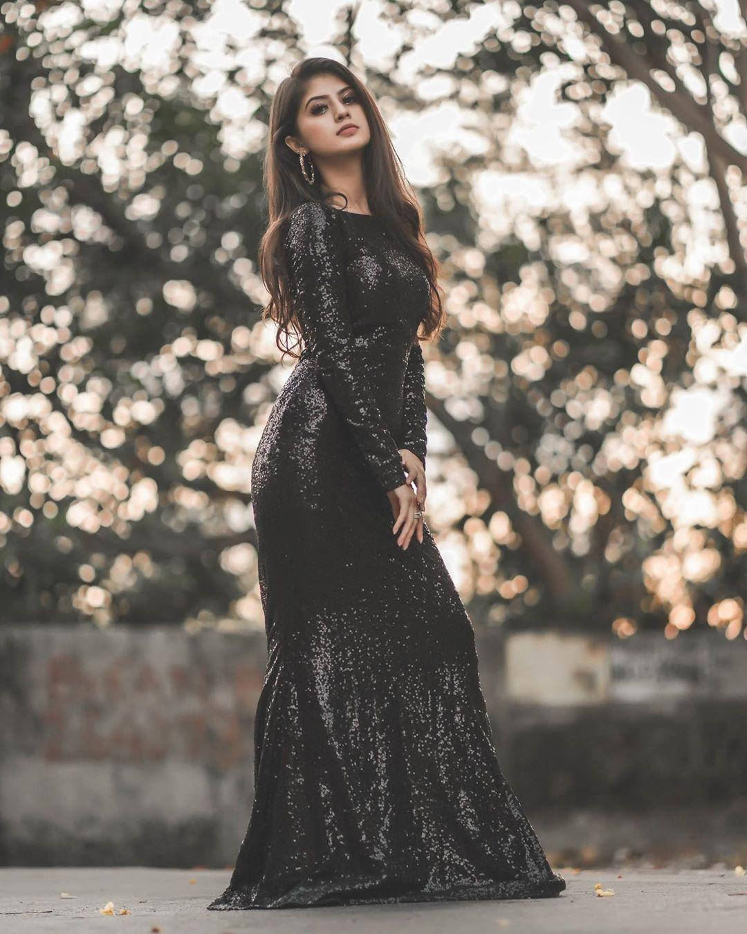 Long Black Dress Arishfa Khan Background