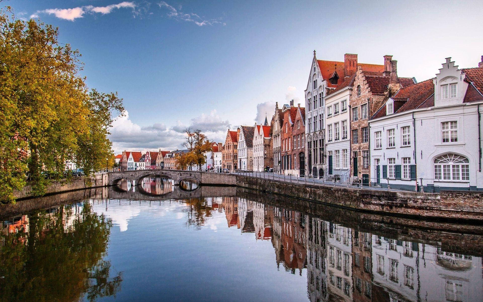 Long Reflective Brussels Town Background