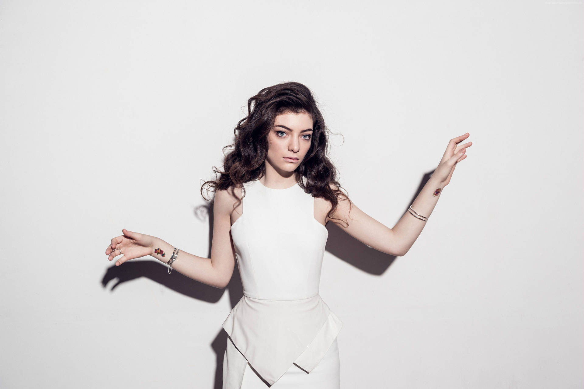 Lorde All-white Outfit