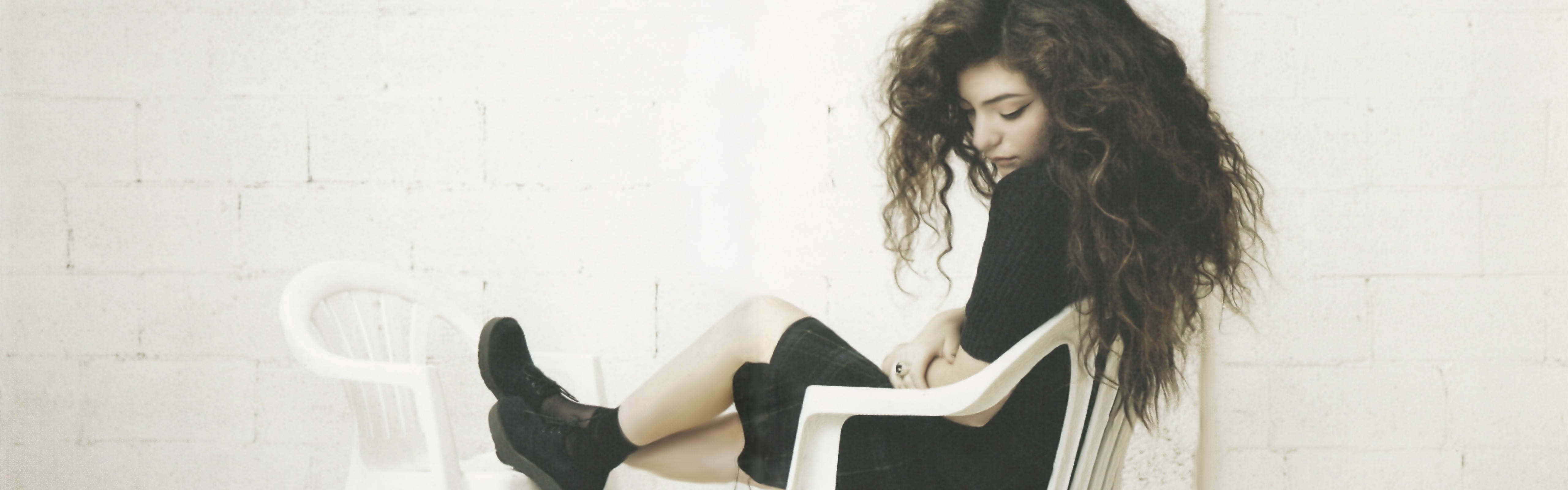 Lorde In Chair Dual Monitor Background