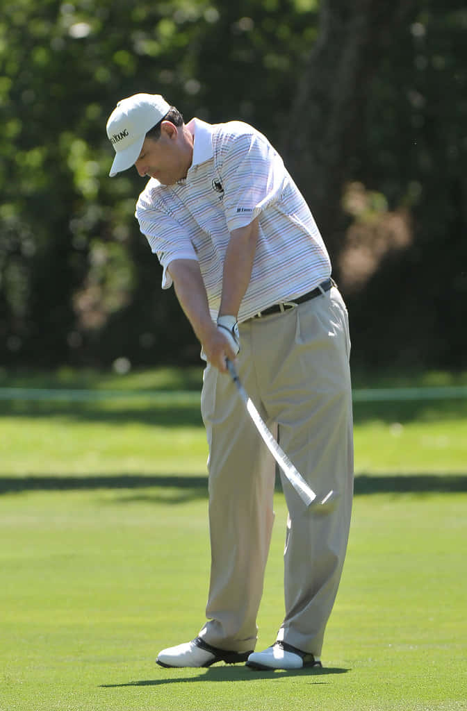 Loren Roberts Approach Shot Background