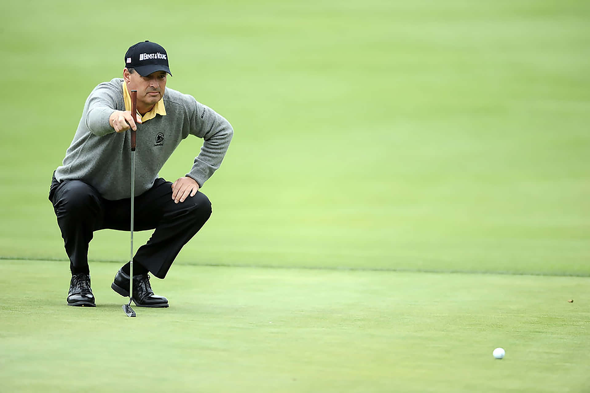 Loren Roberts Putting Golf Ball