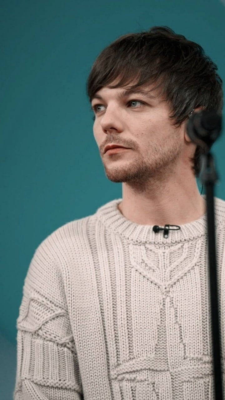 Louis Tomlinson In A Knitted Sweater Background