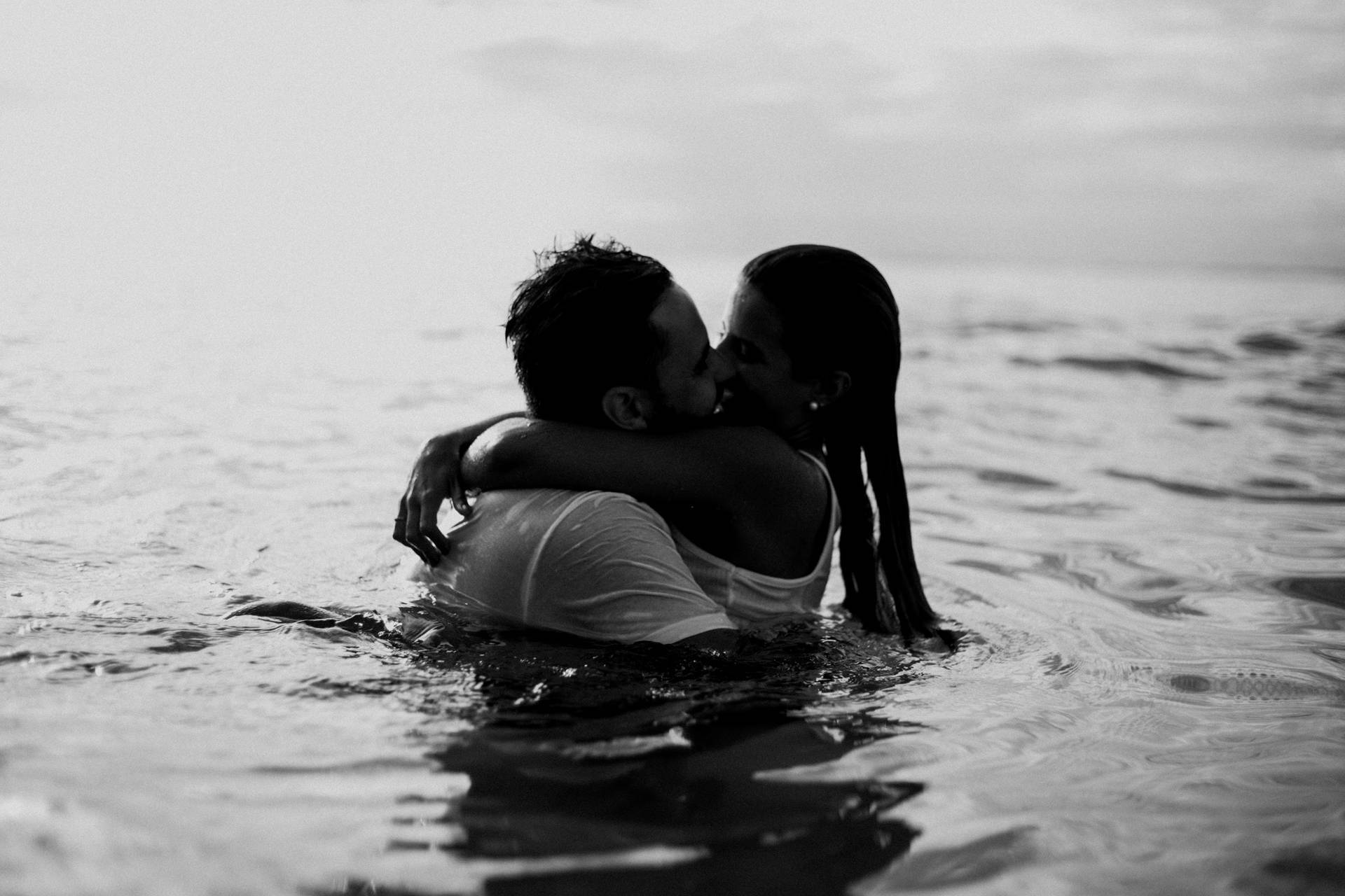 Love Black And White Ocean Kiss Background