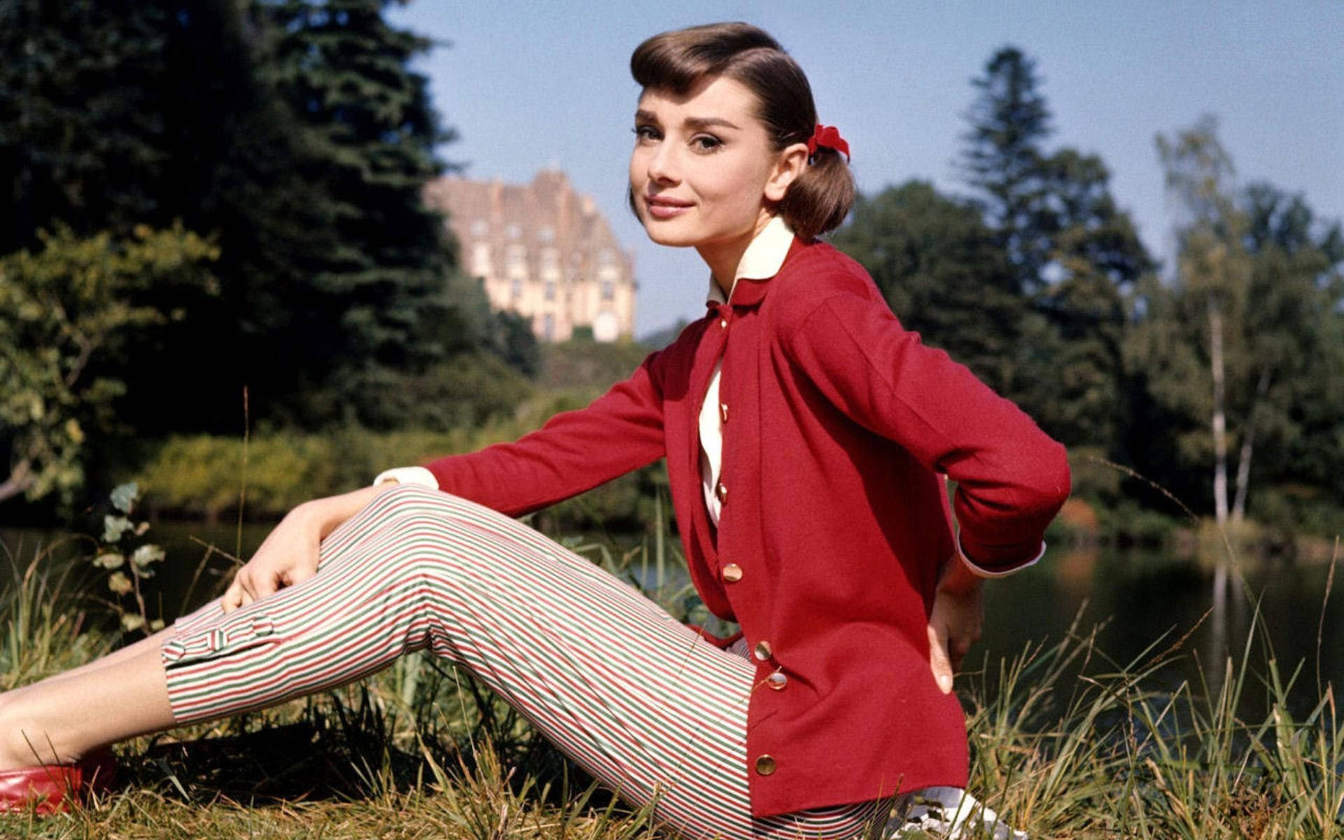 Lovely Girl Audrey Hepburn Background