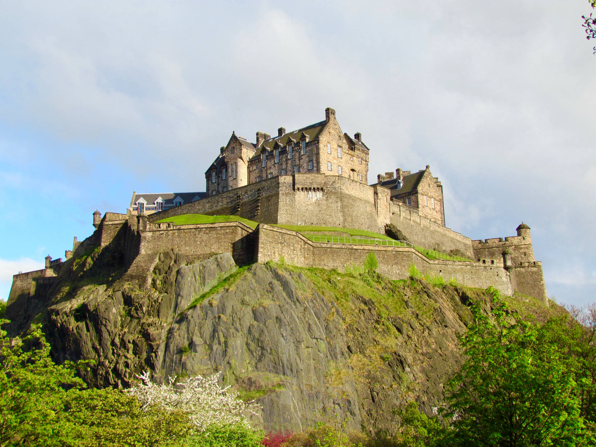 Lovely Landscape Of Edinburgh Castle Background