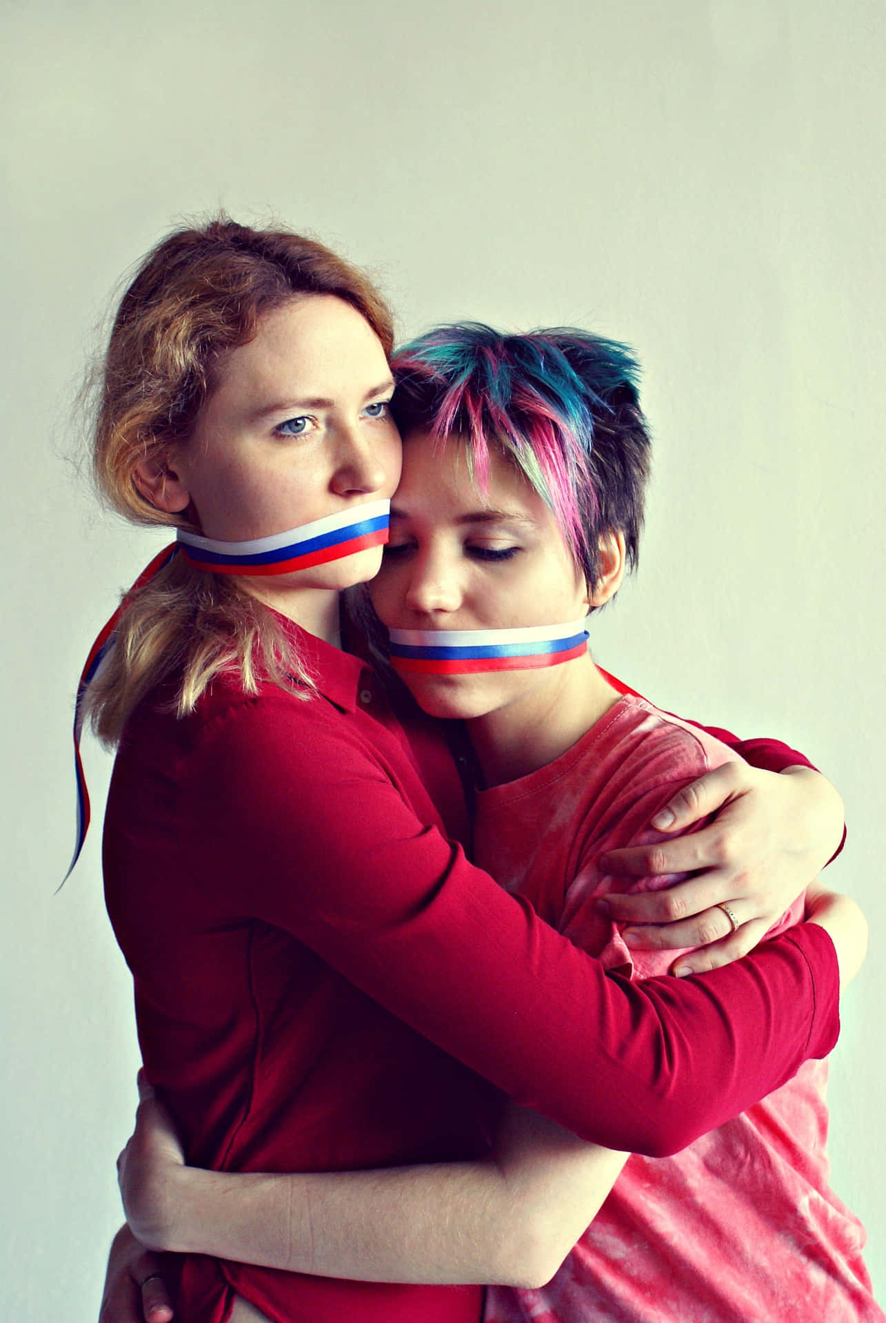 Lovely Mujeres Lesbianas Hugging Each Other Background