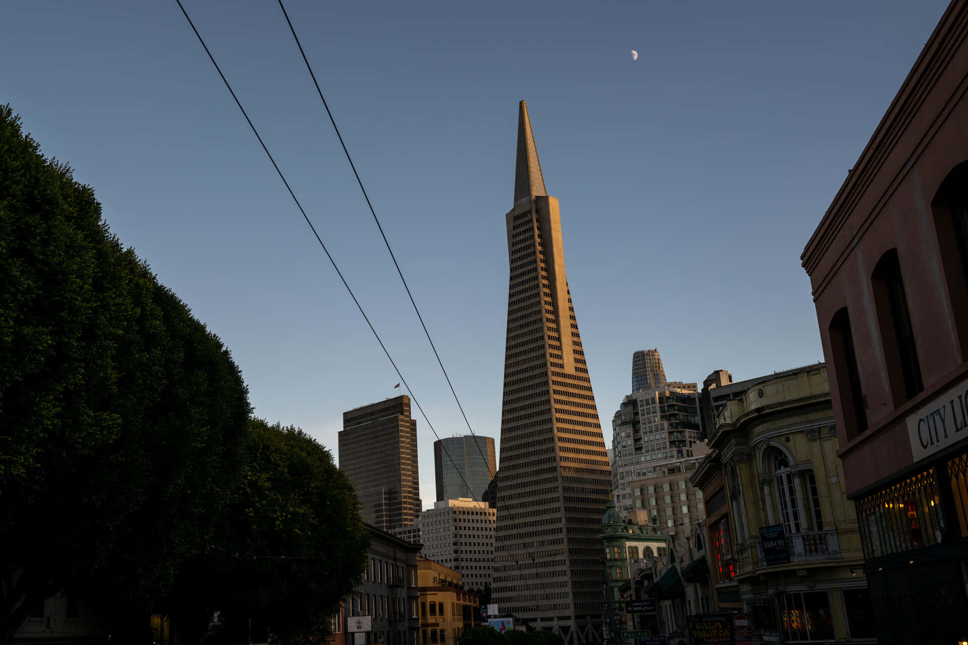 Lovely Sky In Transamerica Pyramid Background