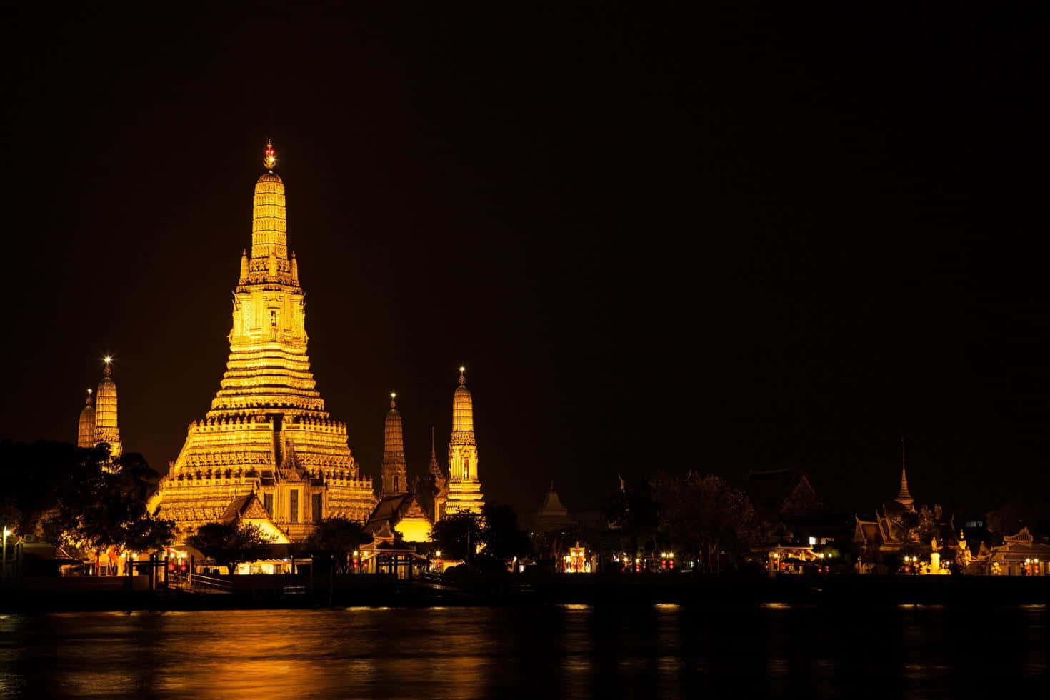 Lovely Wat Arun At Night
