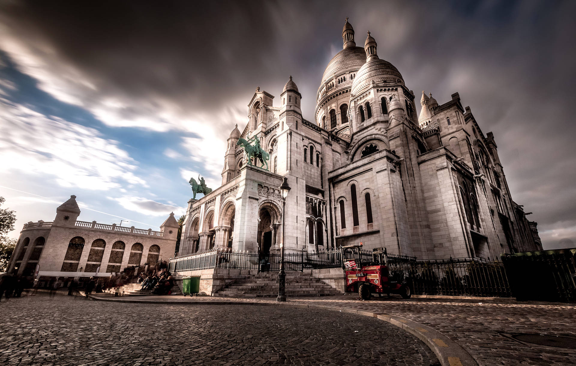 Low-angle Shot Of Sacre Coeur Background