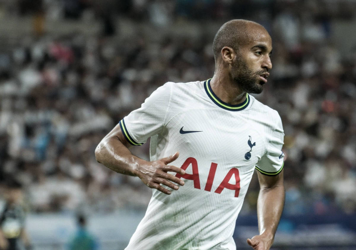 Lucas Moura Running In White Shirt Background