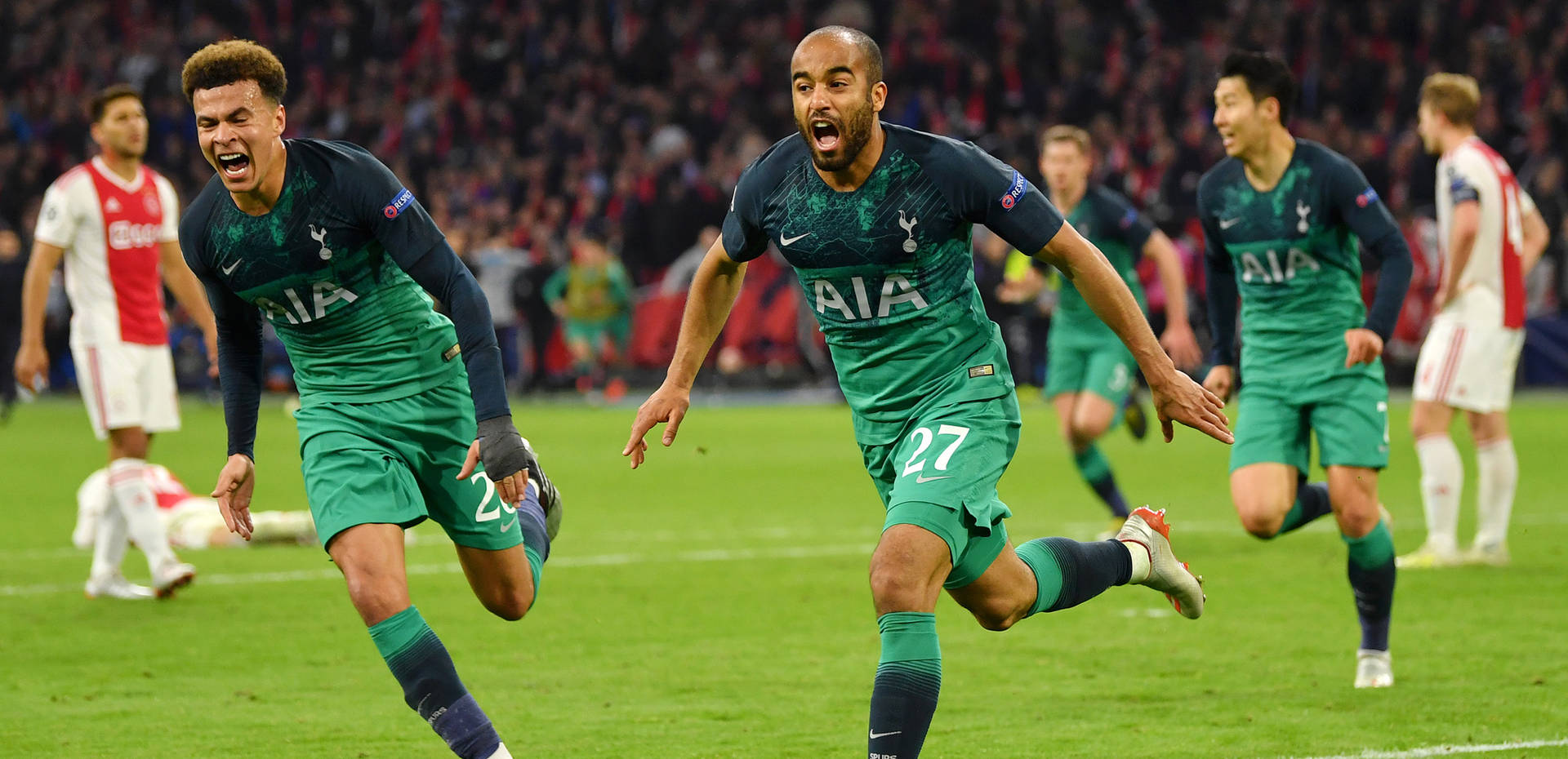 Lucas Moura Running With Teammates Background