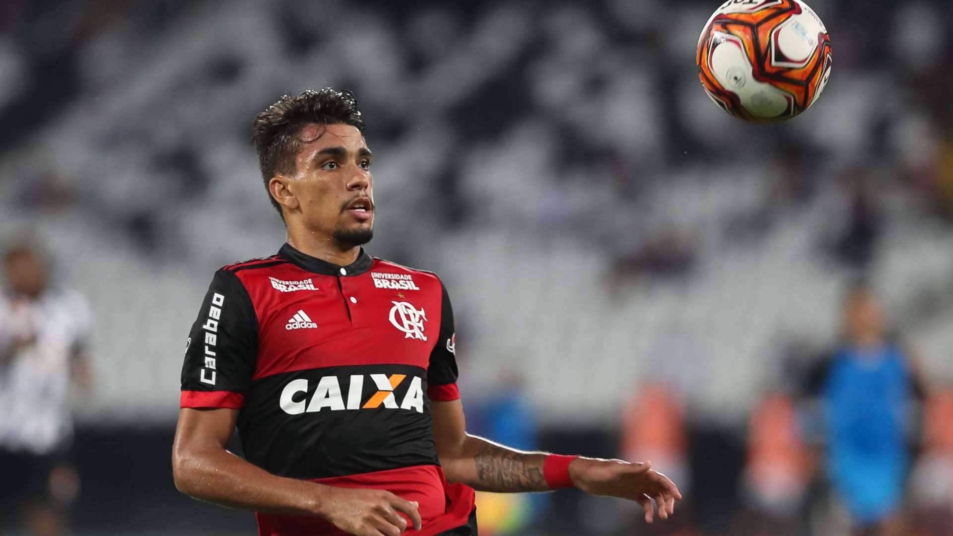 Lucas Paquetá Looking At Ball Background