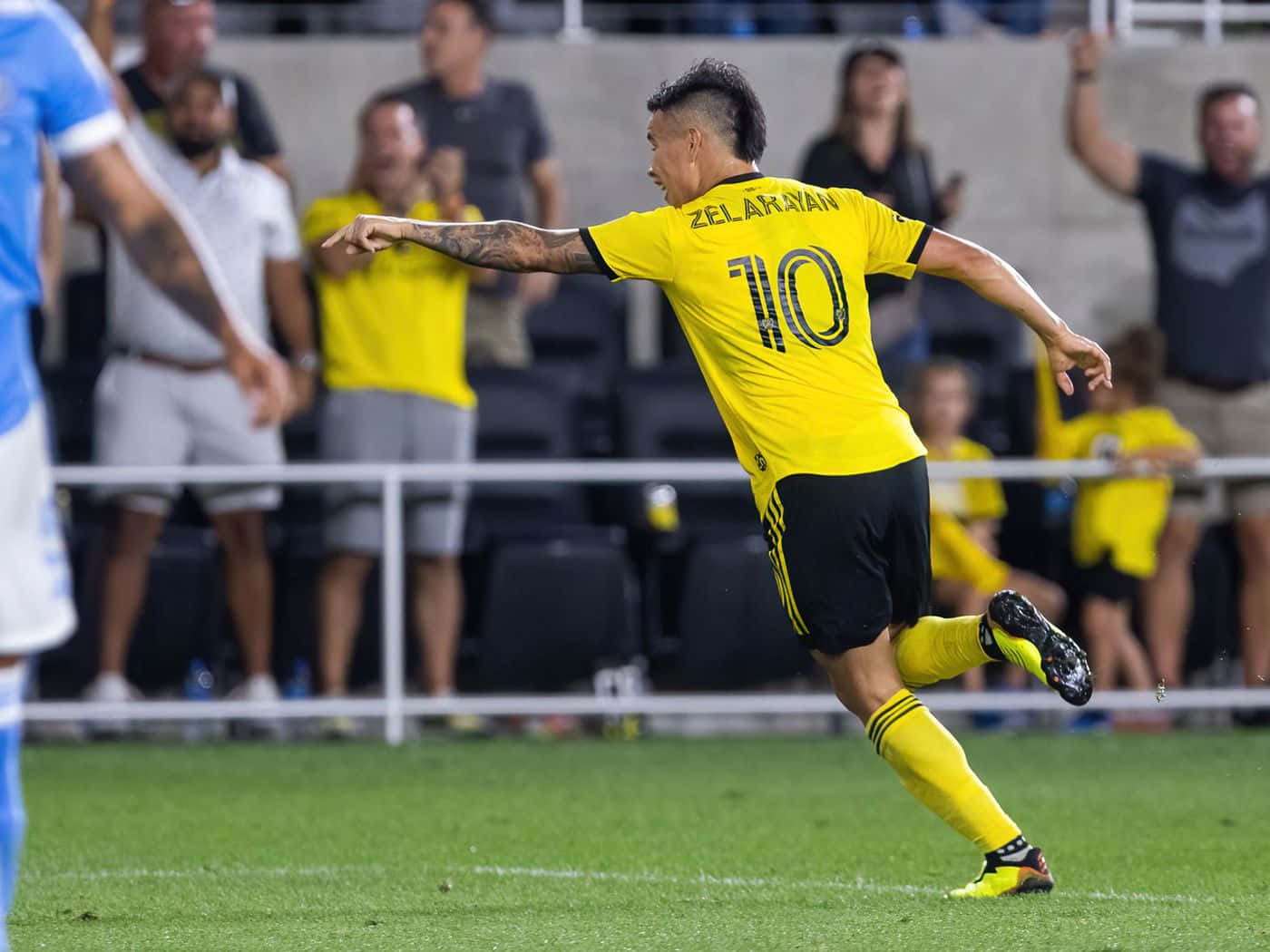 Lucas Zelarayan Yellow Columbus Crew Jersey Background