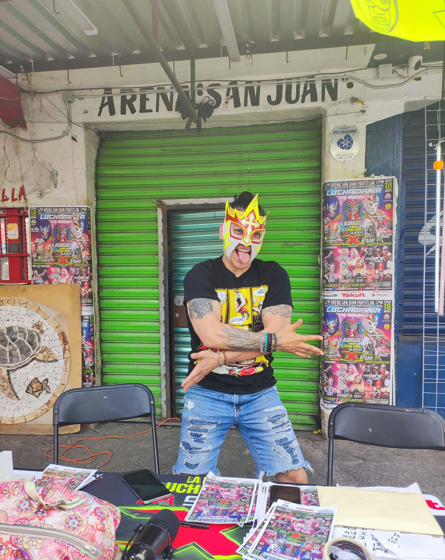 Luchador_ Juventud_ Guerrera_ Posing Background