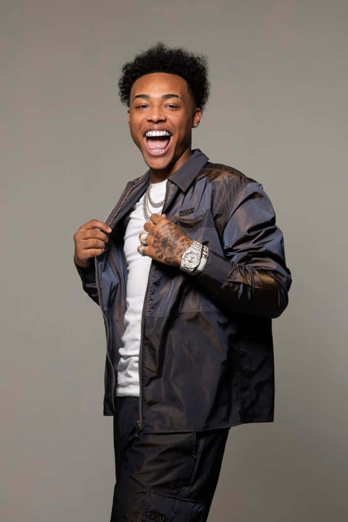 Luh Kel Rapping On Stage