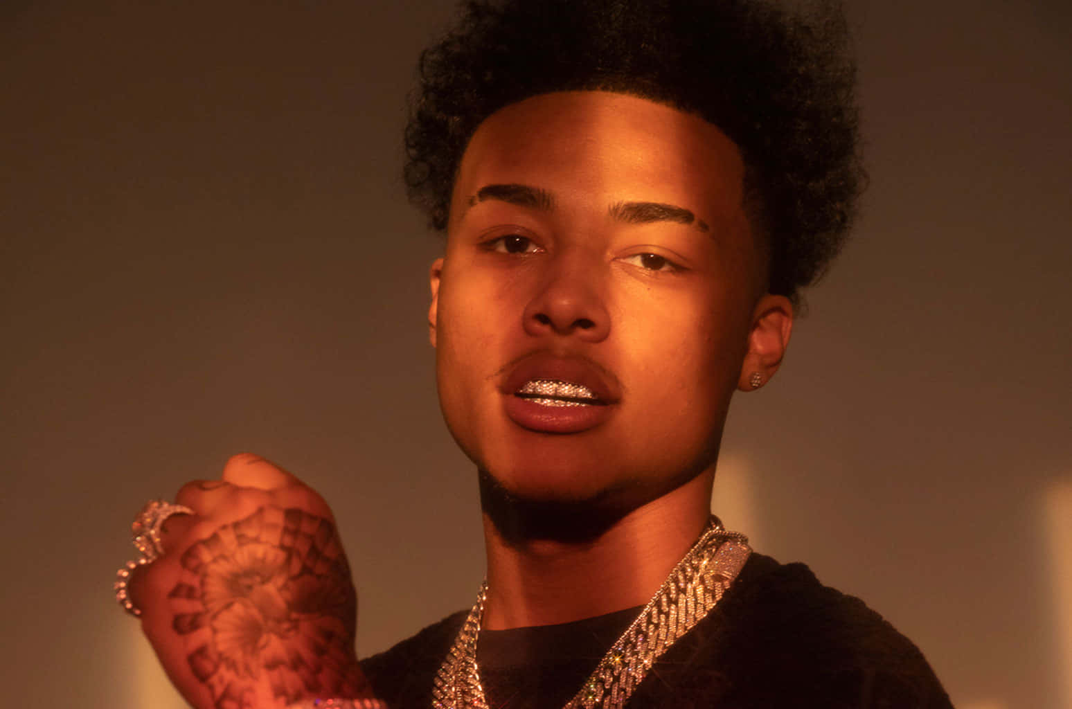 Luh Kel Smiles During A Live Studio Performance. Background