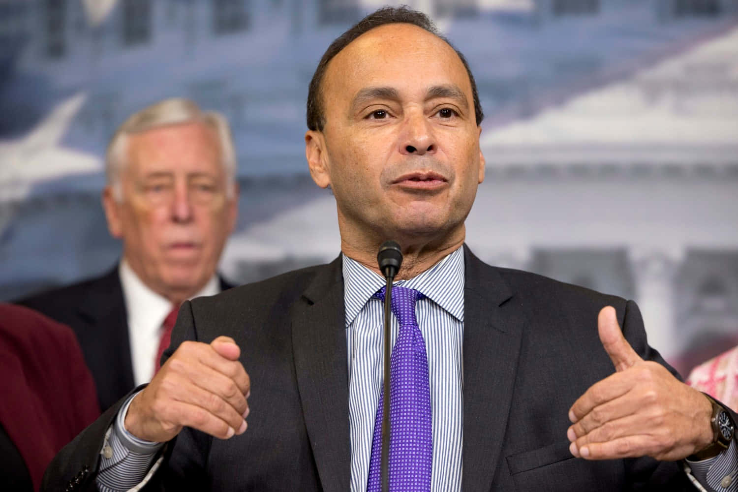 Luis Gutiérrez Explaining His Thoughts Background