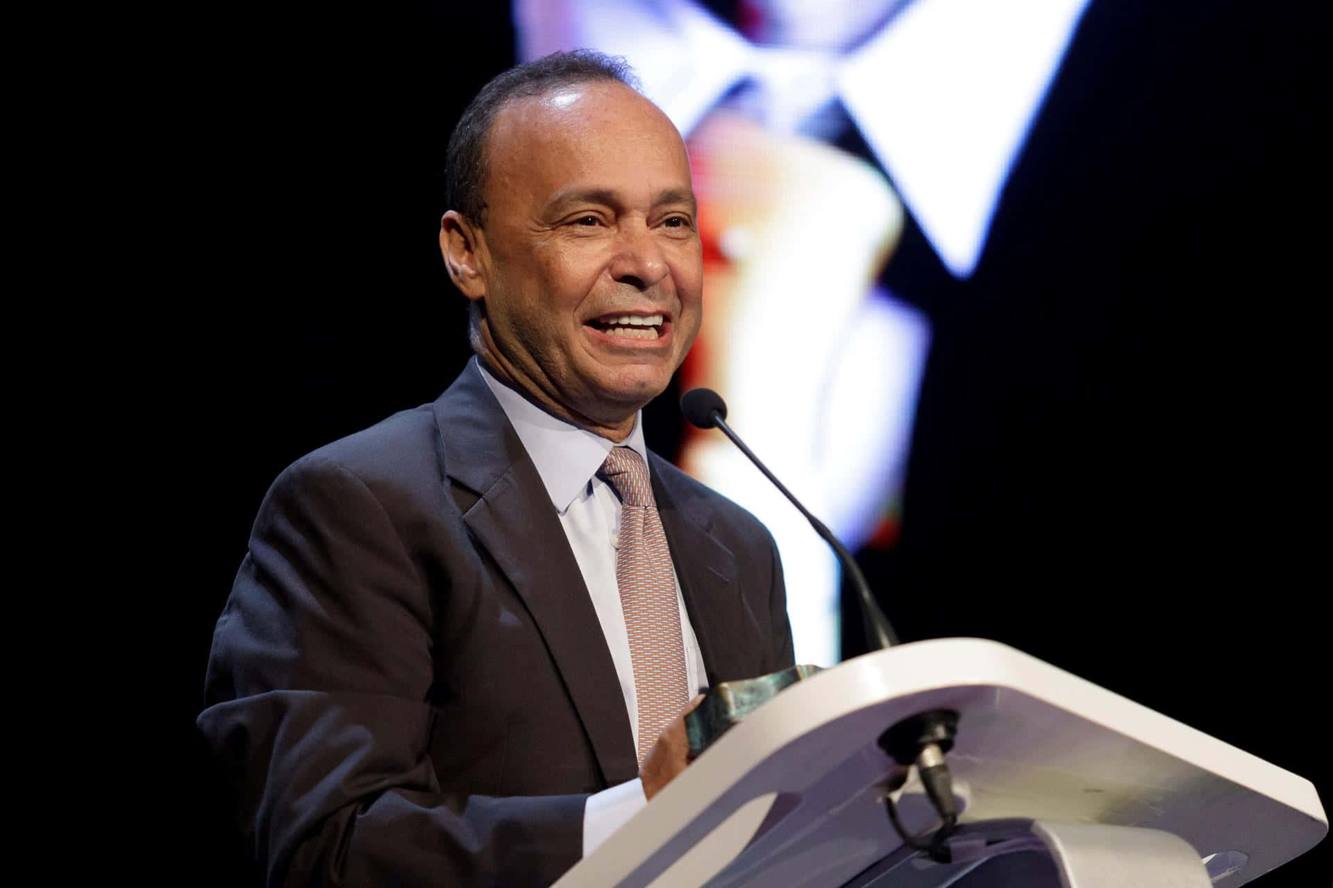 Luis Gutiérrez Smiling White Giving A Speech Background