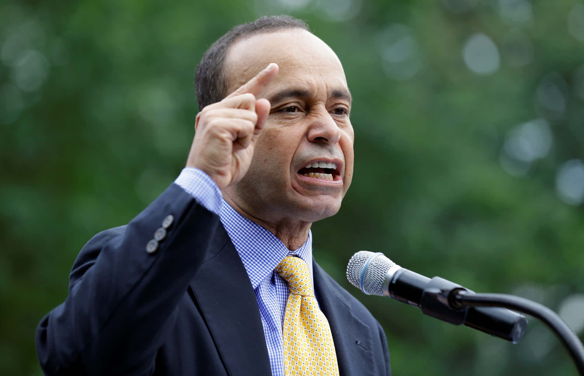 Luis Gutiérrez Speaking While Pointing A Hand Background