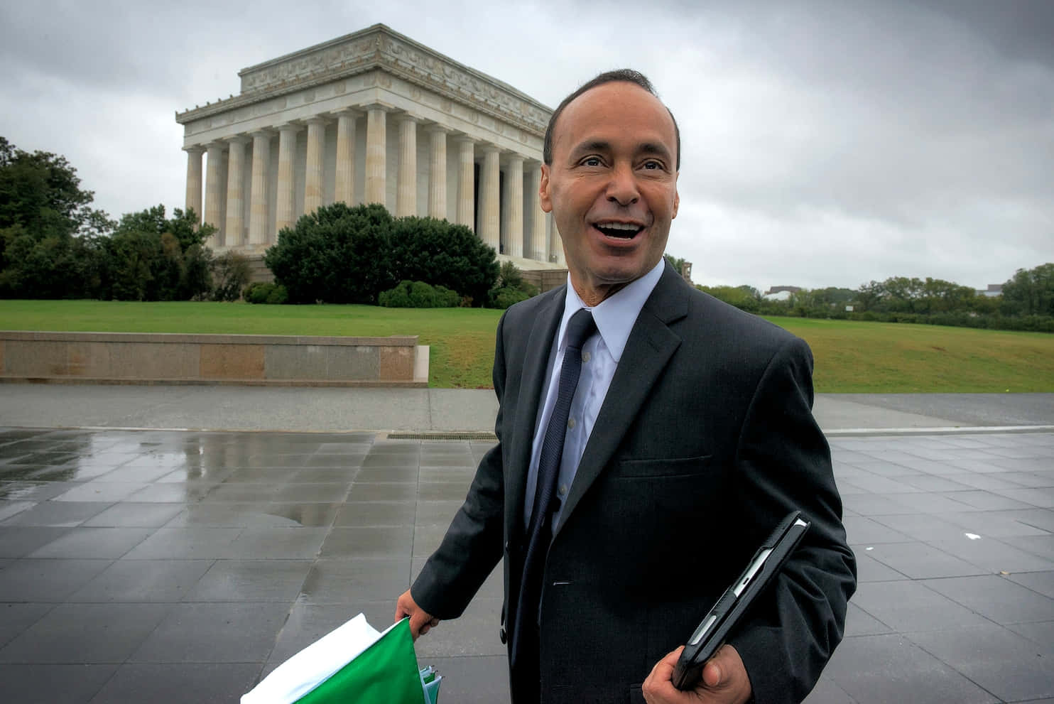 Luis Gutiérrez With A Beautiful Smile Background