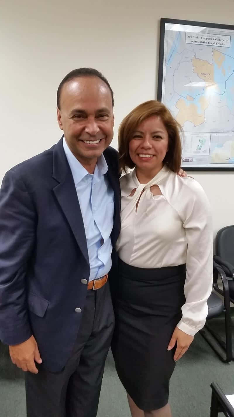 Luis Gutiérrez With A Woman Background