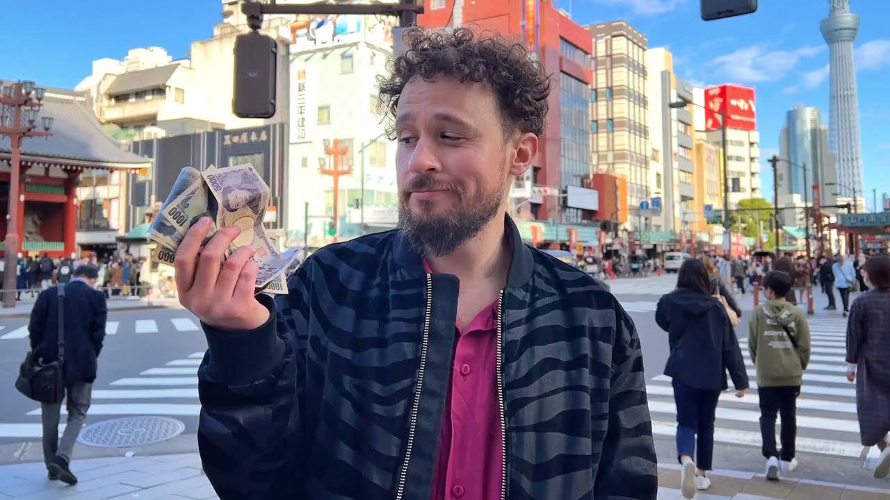 Luisito Comunica Holding Money Background