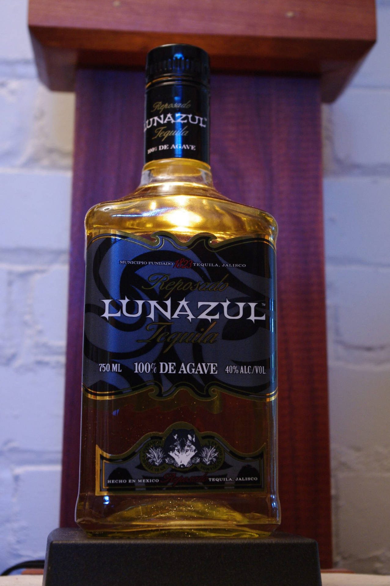 Lunazul Reposado Black Label Background