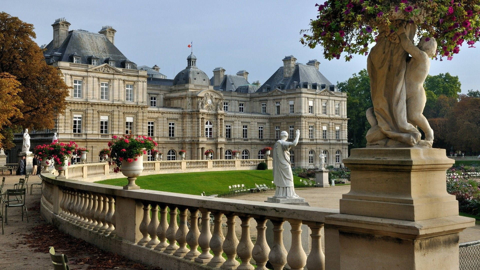 Luxembourg Palace Statues Background