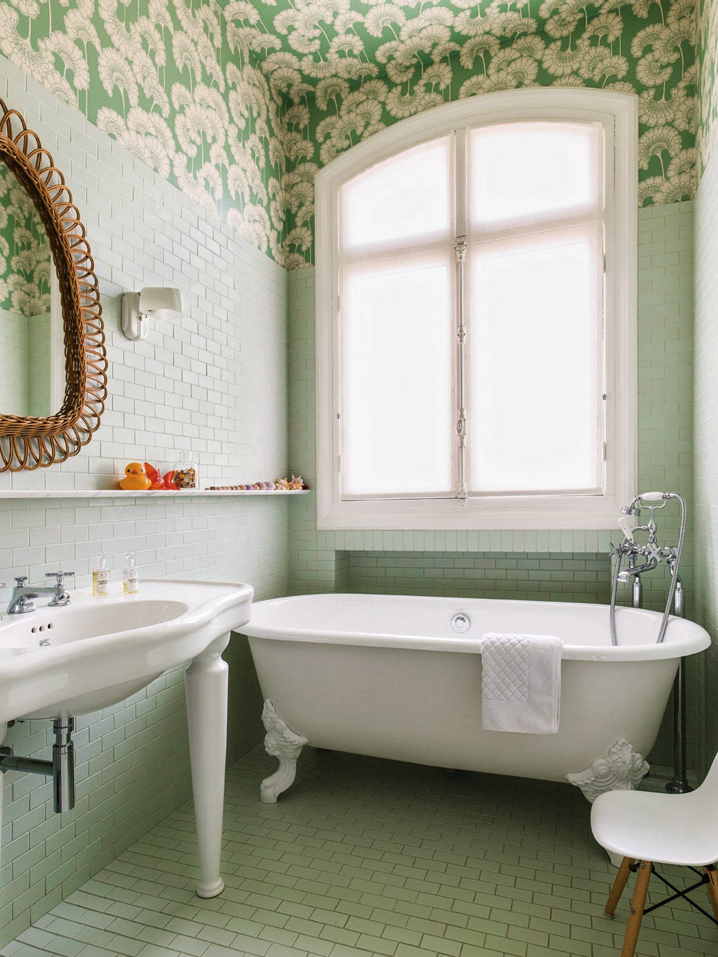 Luxurious Bathtub With Floral Ceiling Design