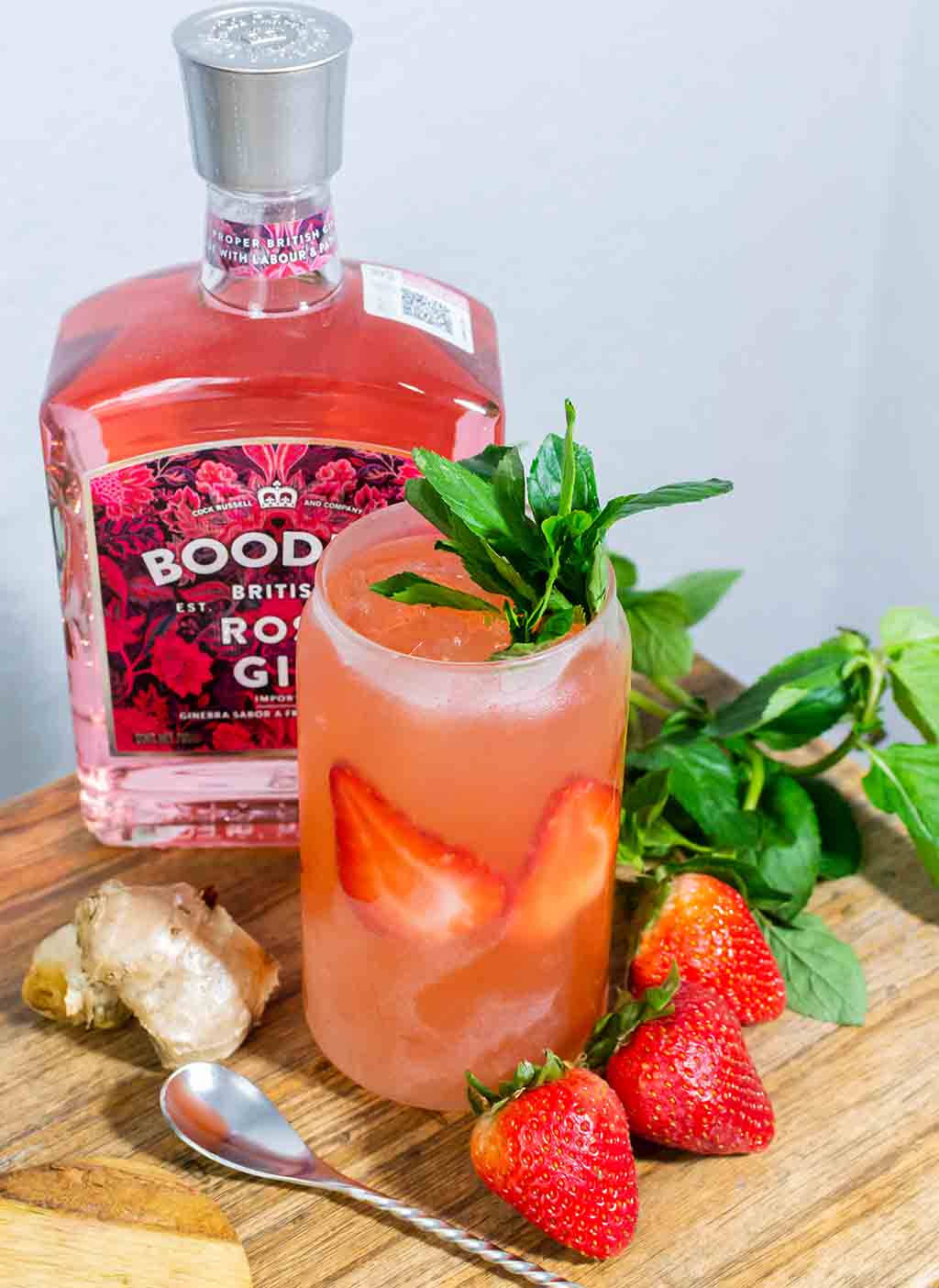 Luxurious Boodles Rose Gin Strawberry Mojito Cocktail Background