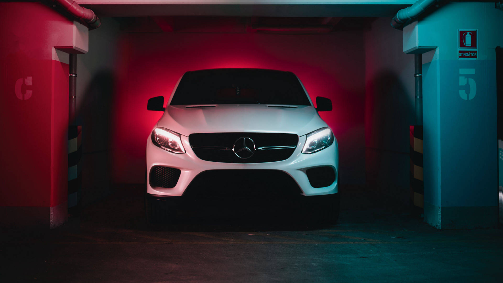 Luxurious White Mercedes-benz Car Gle Background