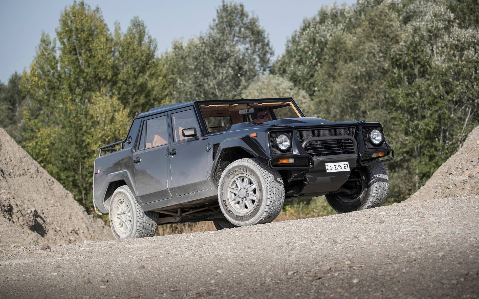Luxury Meets Performance – The Majestic Lambo Truck Lm002 Background