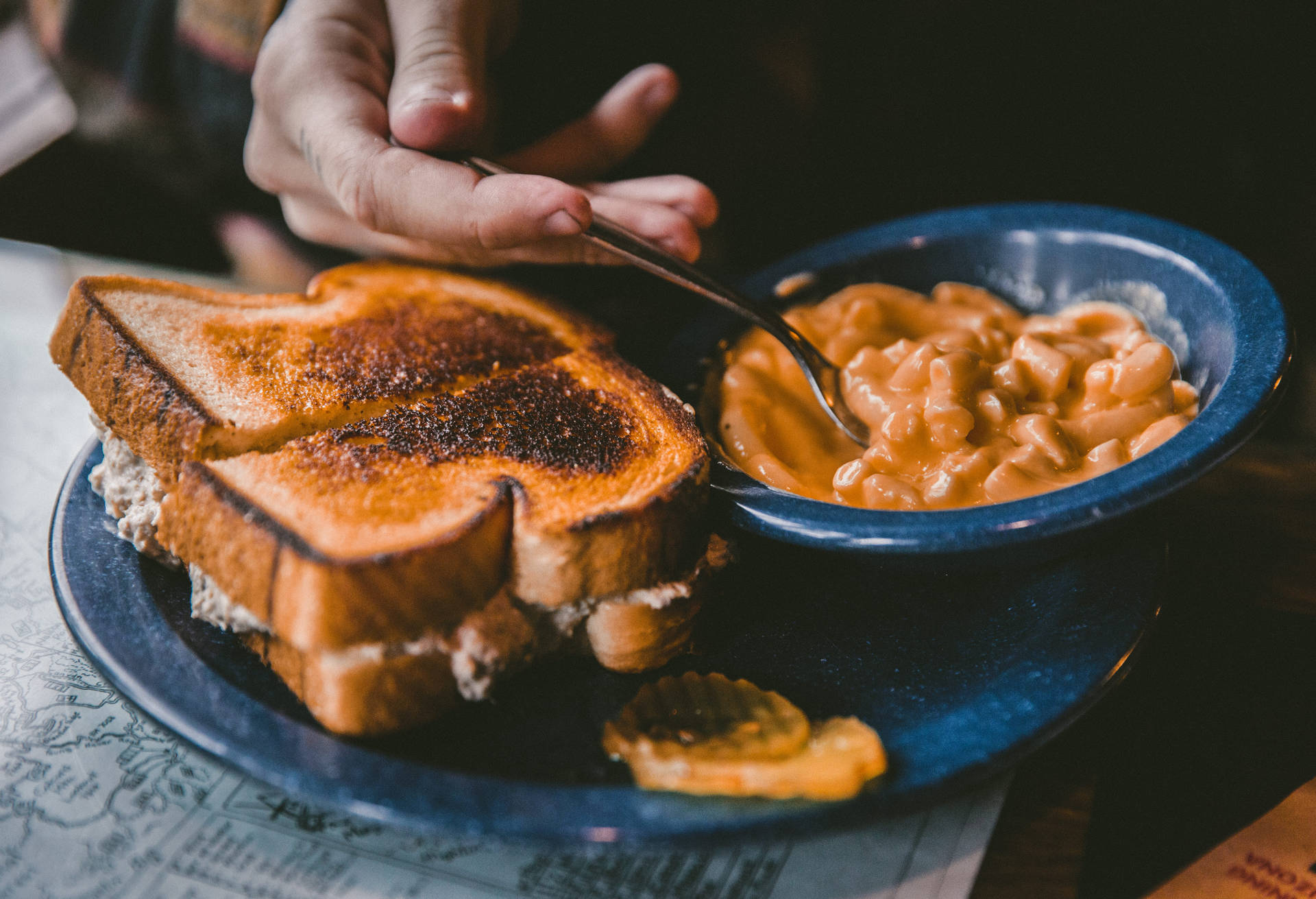 Mac And Cheese With A Tuna Sandwhich Background