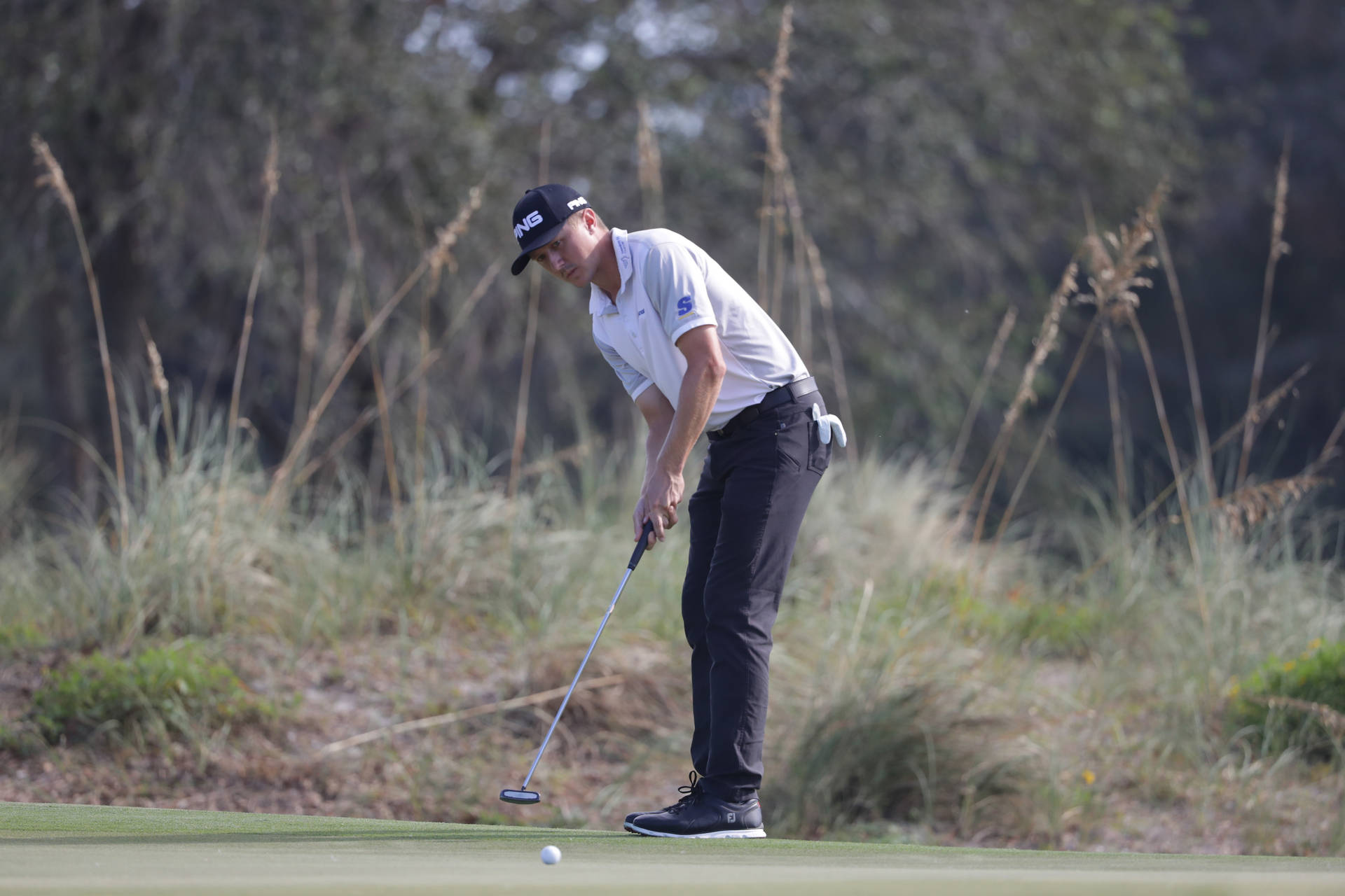 Mackenzie Hughes Aiming For Ball Background