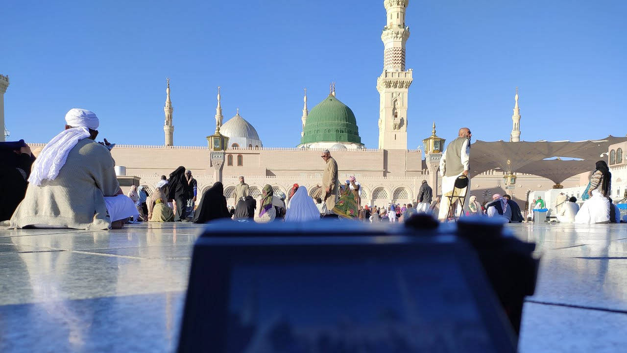 Madina Sharif Pilgrims Resting Background