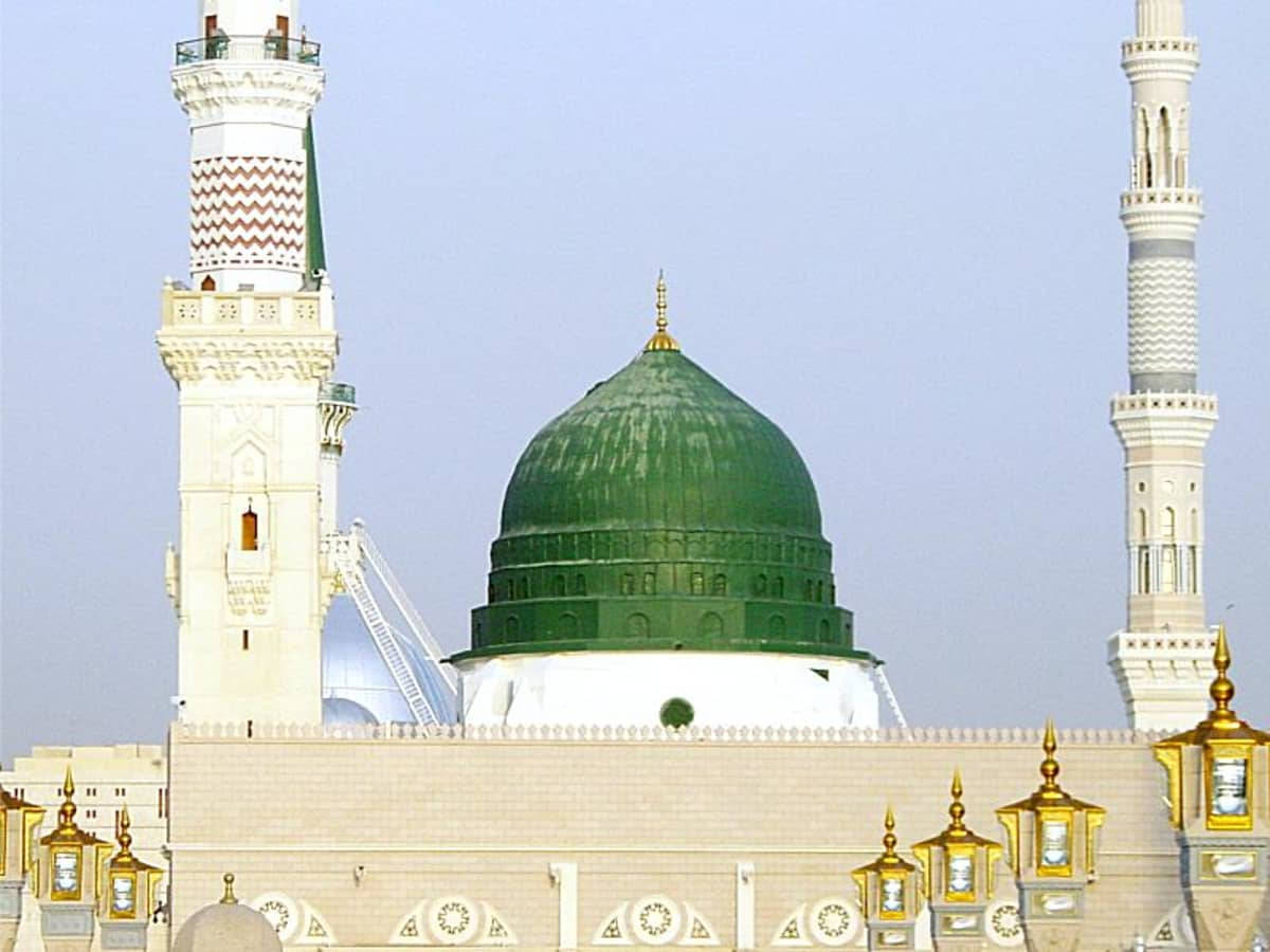 Madina Sharif With Lamps Background