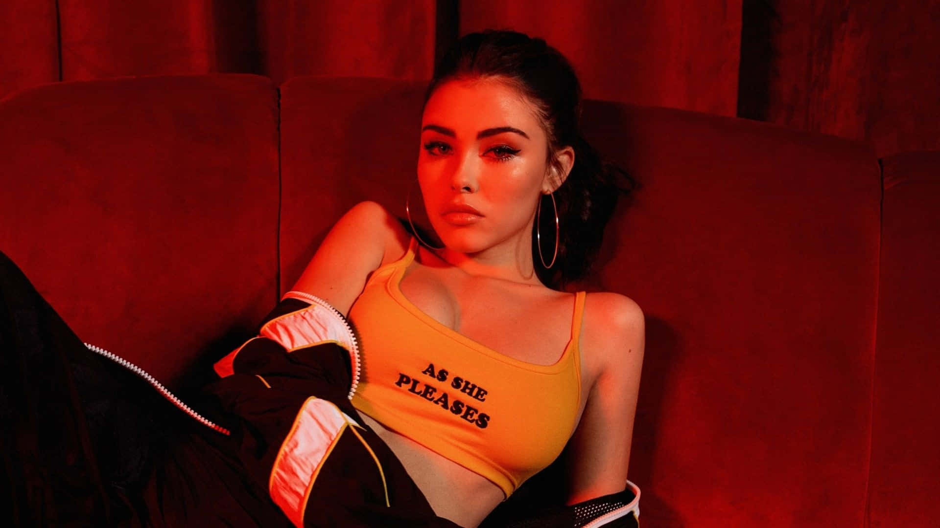 Madison On Sofa 4k Background