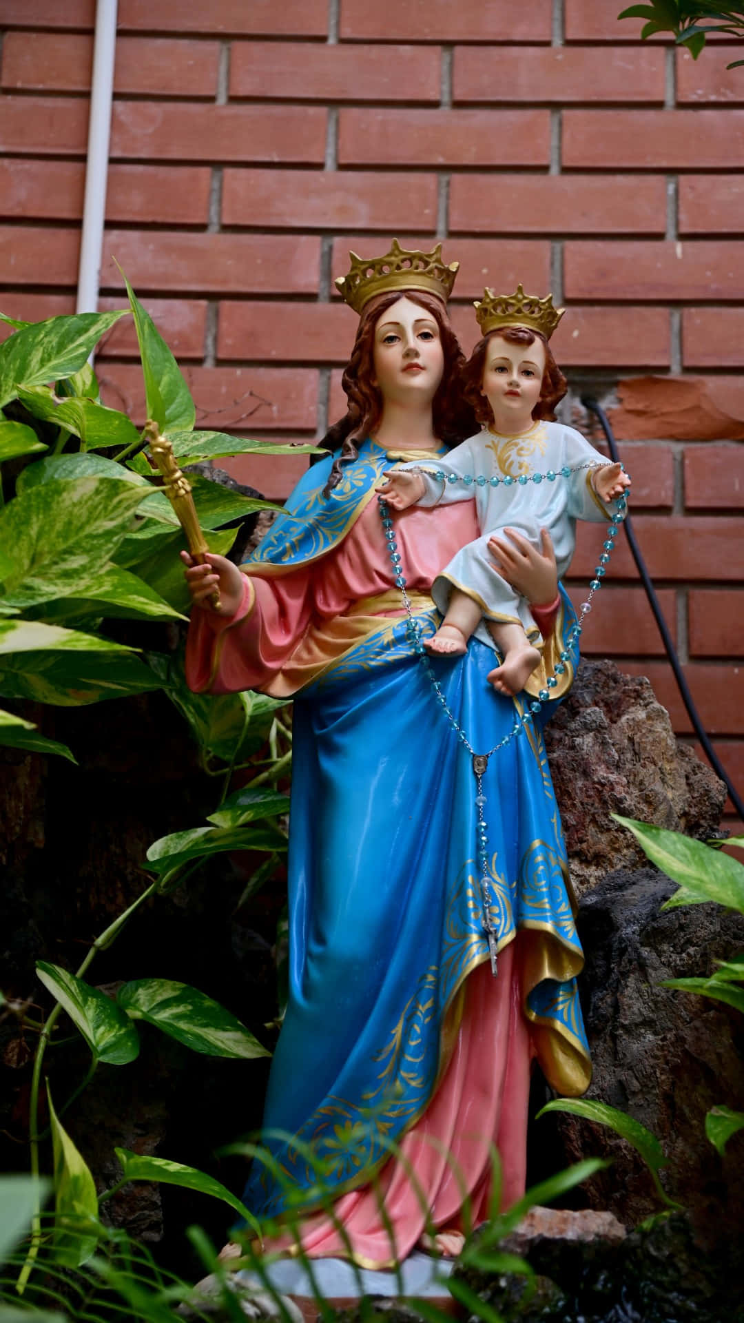 Madonnaand Child Statue Background