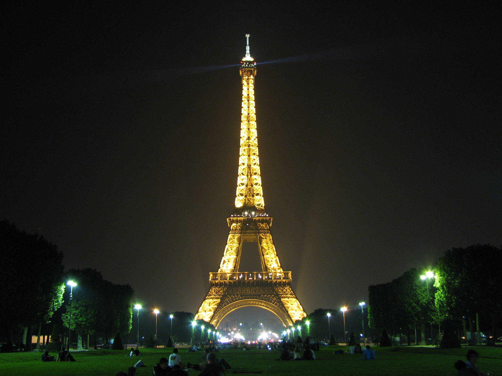 Magnificent Eiffel Tower Paris Background