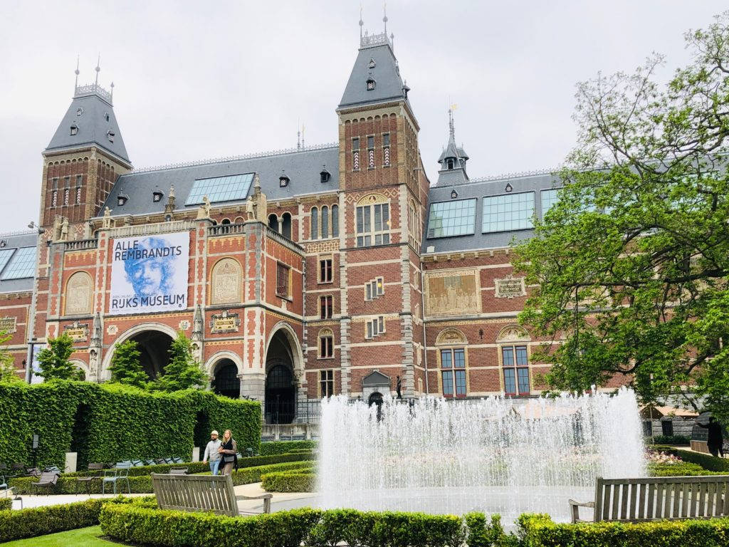 Magnificent Fountain Before The Stately Rijksmuseum Background