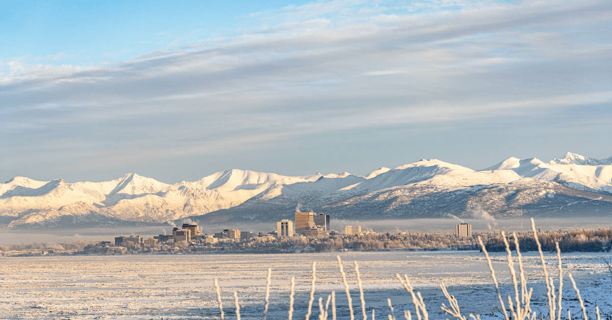 Magnificent Mountains In Anchorage Background